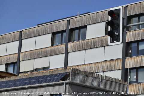 Achitektur_im_Plettzentrum_die Holzverkleidung_an_der_Fassade__MG_5049.jpg